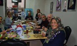 Emekliler lokalleri yaşlılara destek oluyor