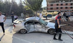 Kütahya’da iki otomobil çarpıştı, sürücüler yaralı