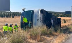 Kütahya-Eskişehir karayolunda yolcu otobüsü devrildi, yaralılar var
