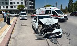 Kütahya'da otomobil duvara çarptı, genç sürücü yaralandı