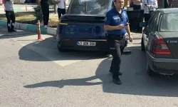 Kütahya’da kontrolden çıkan otomobil levhaya çarptı