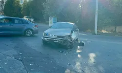 Kütahya'da tahliye yolundan çıkan otomobil kazaya neden oldu