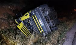 Kütahya’da tır şarampole devrildi, sürücü yaralı