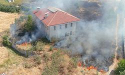 Kütahya'da tutuşan otlar az kalsın binayı yakacaktı
