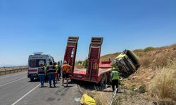 Uşak'ta tır şarampole devrildi: 3 yaralı