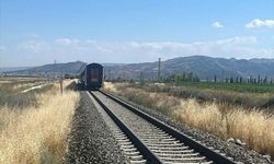 Afyonkarahisar'da tren tarım aracına çarptı: 1 ölü, 2 yaralı