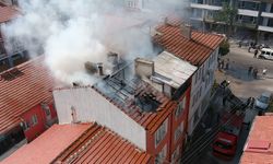 Kütahya’da bir binanın çatısında yangın çıktı