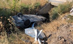 Kütahya’da otomobil sulama kanalına devrildi, ölümden döndüler