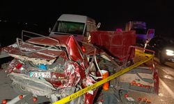 Denizli’de otomobil kamyonete çarptı: 1 ölü, 2 yaralı