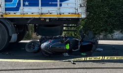 İzmir’de motosiklet tıra çarptı: Sürücü hayatını kaybetti