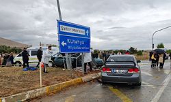 Kütahya’da iki otomobil çarpıştı, ölü ve yaralılar var