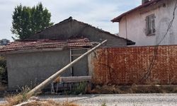 Kütahya’da elektrik direği evin üstüne devrildi