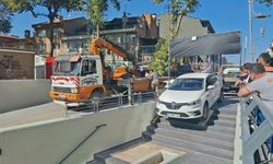 Kütahya'da ilginç kaza, otopark sandı, merdivenlere girdi!