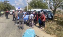 Manisa’da işçileri taşıyan servis ağaca çarptı: 14 yaralı