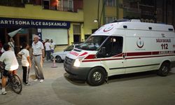 Manisa'da kontrolden çıkan otomobil parti binasına girdi