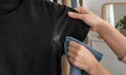 Siyah giysilerdeki deodorant lekesine 1 dakikalık çözüm