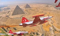 Türk Yıldızları piramitlerin üzerinde gökyüzünü süsledi