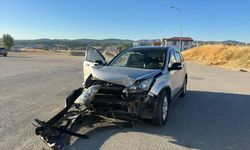 Uşak’ta iki otomobil çarpıştı: Biri çocuk 3 yaralı