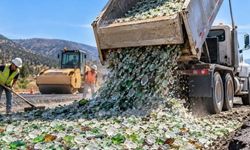 300 ton atık camı çöpe atmak yerine yola serdiler