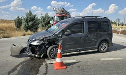 Afyonkarahisar'da iki araç çarpıştı: 1 ölü, 6 yaralı