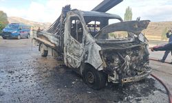 Afyonkarahisar’da seyir halindeki kamyonet yandı