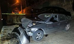 Aydın'da kontrolden çıkan otomobil evin balkonuna çarptı