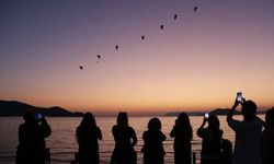 Fethiye'de gökyüzü ışıklı gösteriyle renklendi