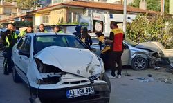 Kütahya’da iki otomobil çarpıştı, yaralılar var