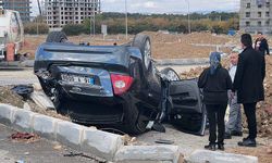 Kütahya’da kontrolden çıkan otomobil takla attı, yara almadan kurtuldu