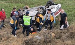 Kütahya’da otomobil şarampole devrildi, sürücü ve eşi yaralı