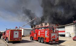 Uşak’ta geri dönüşüm fabrikasında yangın çıktı