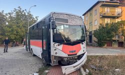 Uşak’ta midibüs ile otomobil çarpıştı 7 yaralı
