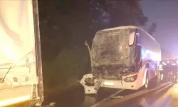 Sakarya'da AK Partili seçmenleri taşıyan otobüsün tıra çarpması sonucu 28 kişi yaralandı