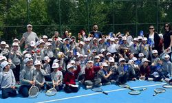 İlkokul öğrencilerine tenis tanıtıldı