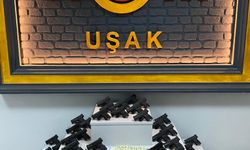 Uşak'ta bir otomobilde 63 ruhsatsız tabanca ele geçirildi