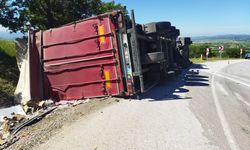 Gediz'de devrilen tırın sürücüsü yaralandı