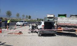 Denizli'de tıra çarpan otomobilin sürücüsü müdahaleye rağmen kurtarılamadı