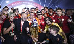 Galatasaray şampiyonluk kupasını kaldırdı