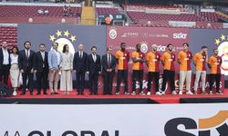 Galatasaray, taraftarı önünde imza töreni düzenledi