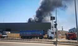 Gaziantep'teki fabrika yangınına müdahale ediliyor