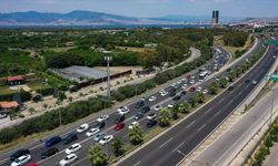 İzmir'de tatil beldelerine giden yollarda uzun araç kuyrukları oluştu