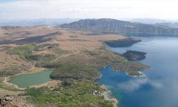 Nemrut Kalderası ve Krater Gölü'ne gelenlere çöp poşeti ve eldiven dağıttılar