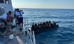 İzmir açıklarında geri itilen 41 düzensiz göçmen kurtarıldı
