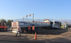 Manisa'da tırın çarptığı işçi servisindeki 23 kişi yaralandı