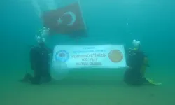 Trabzon'da Cumhuriyet'in 100. yılında denizde Türk bayrağı dalgalanıyor