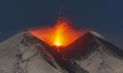 Etna Yanardağı bir kez daha lav püskürttü