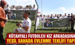 Sahada kız arkadaşına evlenme teklifi yaptı