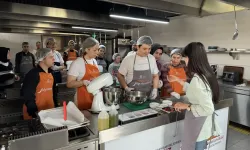 Afyonkarahisar'da üniversiteliler engelli çocuklara pasta yaptı