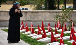 Dumlupınar Şehitliği'nde Ziyaretçiler Şehit ve Gazileri Dualarla Andı