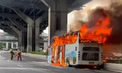 Bangkok'ta öğrencileri taşıyan otobüs alev aldı, 25 ölü